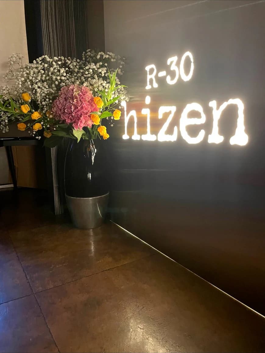 R-30 hizenの入口に灯るロゴと、季節の花